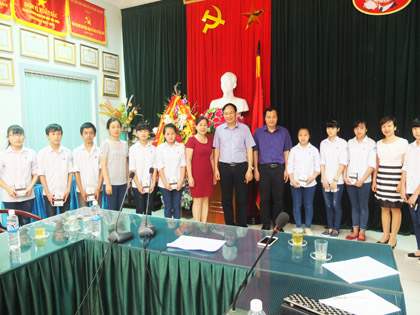 Thày và trò trường PTDT nội trú THCS Nguyễn Bỉnh Khiêm huyện Võ Nhai thăm và làm việc với nhà trường.